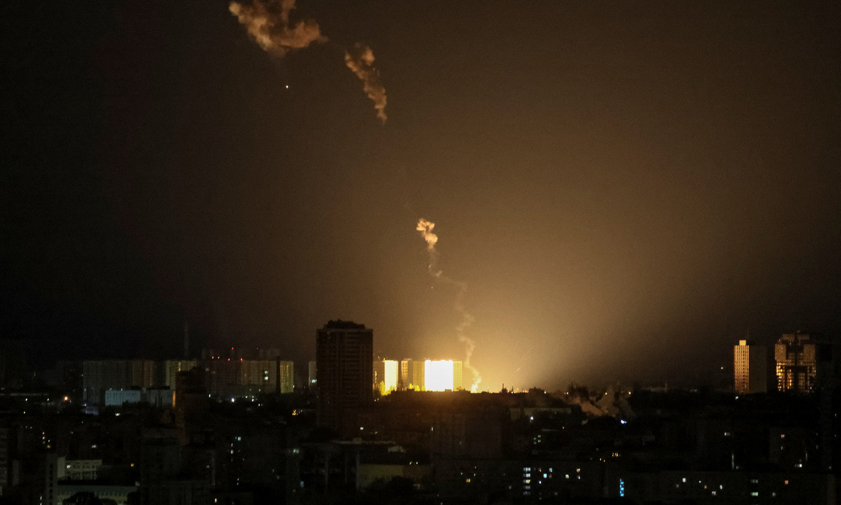 Ông Yaroslav Trofimov, trưởng phóng viên phụ trách các vấn đề quốc tế của tờ Wall Street Journal (Mỹ), cũng có quan điểm tương tự, ông tin rằng Quân đội Nga đang cố gắng tiêu diệt hệ thống phòng không Patriot bằng cách tiêu thụ toàn bộ kho tên lửa của Ukraine.