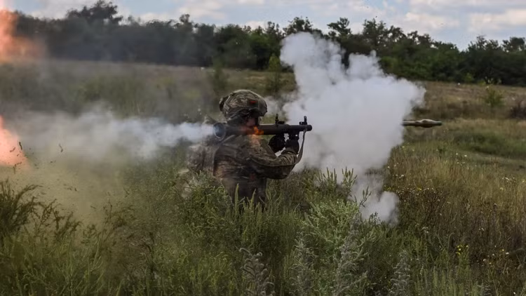 Hiện các trận đánh ác liệt đang diễn ra ở rìa phía bắc làng Rabotino; tuy nhiên có thông tin, quân của Lữ đoàn 82 đã đột nhập vào phố Mira trong làng Rabotino, nhưng thông tin này vẫn chưa được xác nhận chính thức. Không có bức ảnh nào được Quân đội Ukraine tung lên mạng với lá cờ được kéo lên, ít nhất là trên đống đổ nát của một nhà kho trong làng.