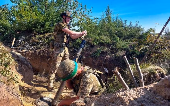 Vì vậy, sẽ không khó hiểu khi Bộ Tổng tham mưu Quân đội Ukraine quyết định tung những lữ đoàn dự bị cuối cùng vào chiến đấu và không rút các đơn vị tham gia chiến dịch từ đầu ra nghỉ ngơi. Mục đích là rèn cán, rèn binh trong thực tiễn chiến đấu, làm nòng cốt cho cuộc “phản công mùa xuân” vào năm sau. 