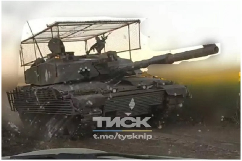 Tuy gọi là “Lữ đoàn tấn công đường không”, nhưng thực chất chỉ là các lữ đoàn cơ giới hạng nặng. Ví dụ, Lữ đoàn tấn công đường không 82, mặc dù theo biên chế có từ 4.000-4.500 quân, trên thực tế chỉ có 2.000 quân; nhưng được trang bị xe tăng chiến đấu chủ lực Challenger 2, xe chiến đấu bộ binh Weasel và xe bọc thép Stryker.