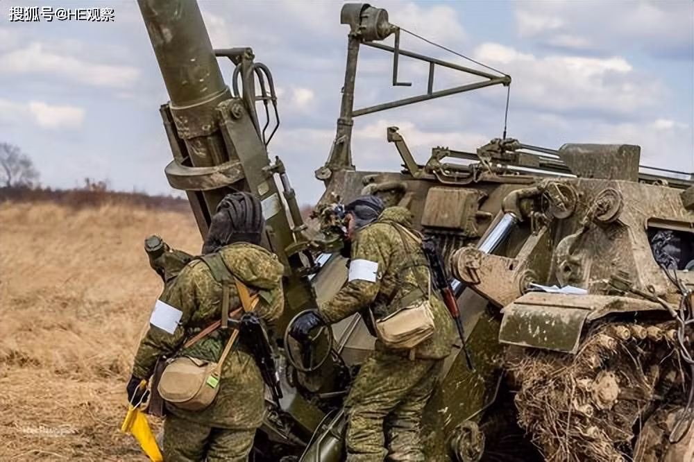 Nhưng pháo binh Nga cũng đang tiến bộ rất nhanh, đặc biệt là độ chính xác nhờ sự hỗ trợ của UAV trinh sát. Tuy nhiên, nhiều pháo binh Nga vẫn bắn ngẫu nhiên, bắn theo các tọa độ trên bản đồ, theo mệnh lệnh của chỉ huy, bất kể khu vực tọa độ có kẻ thù, hay thậm chí là “quân ta” hay không? 