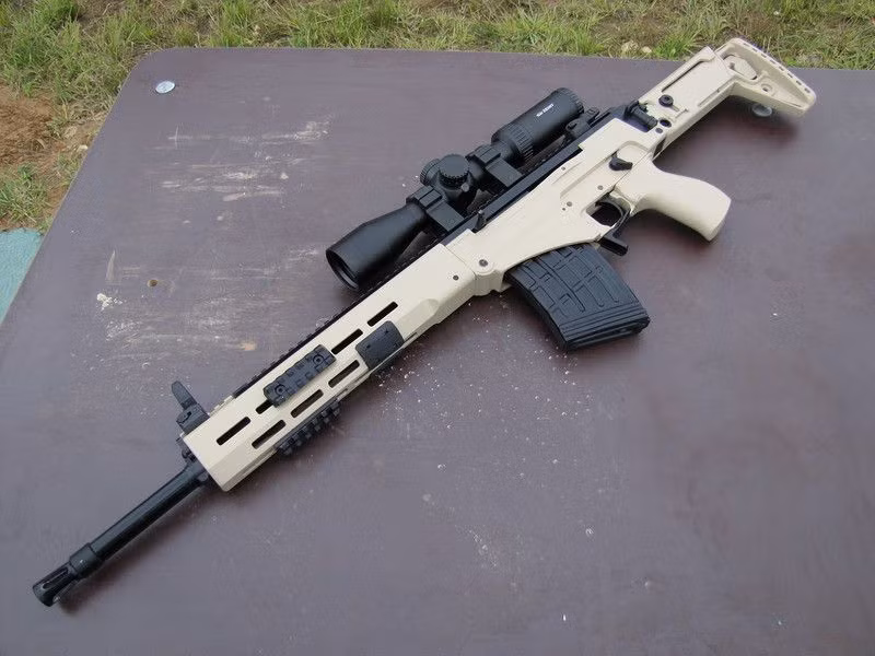 Tuy nhiên trong quá trình thử nghiệm “kiểu Nga”, khẩu SVK đã không đáp ứng được yêu cầu. Tuy nhiên khẩu SVK hoàn toàn không phải là một mẫu thiết kế mới, mà là một mẫu súng bắn tỉa có từ năm 1959, tức là nó ra đời trước cả khẩu SVD huyền thoại của Dragunov.