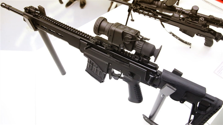 Với thiết kế hiện đại theo phong cách súng bắn tỉa của phương Tây, toàn bộ phía trên của khẩu SHF Chukavin được bố trí ray Picatinny, có thể gắn các loại kính ngắm quang học hoặc các thiết bị phụ trợ khác; hoặc bộ phận ngắm thông thường.