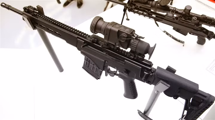 Với thiết kế hiện đại theo phong cách súng bắn tỉa của phương Tây, toàn bộ phía trên của khẩu SHF Chukavin được bố trí ray Picatinny, có thể gắn các loại kính ngắm quang học hoặc các thiết bị phụ trợ khác; hoặc bộ phận ngắm thông thường.