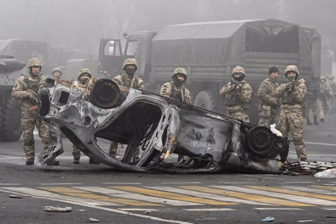 Hiện có thông tin đã có 19 nghìn binh sĩ quân đội Nga được chuyển đến Kazakhstan, không chỉ bằng đường hàng không mà còn qua biên giới đất liền; với nhiệm vụ chính là đảm bảo an ninh cho các cơ sở quân sự và dân sự quan trọng về mặt chiến lược, cũng như hỗ trợ toàn diện cho các cơ cấu an ninh và quân sự của Kazakhstan.