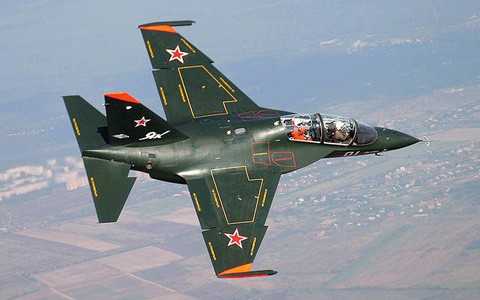 Năm 2004, nguyên mẫu sản xuất hàng loạt của Yak-130 đã thực hiện thành công chuyến bay đầu tiên. Tuy nhiên, do nguồn vốn mua sắm bị trì hoãn, Không quân Nga phải đến năm 2010 mới chính thức nhận được lô 4 chiếc Yak-130 đầu tiên.