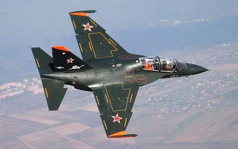 Năm 2004, nguyên mẫu sản xuất hàng loạt của Yak-130 đã thực hiện thành công chuyến bay đầu tiên. Tuy nhiên, do nguồn vốn mua sắm bị trì hoãn, Không quân Nga phải đến năm 2010 mới chính thức nhận được lô 4 chiếc Yak-130 đầu tiên.
