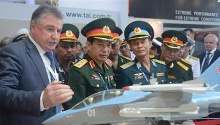 Hơn nữa, nhu cầu mua sắm Yak-130 của Không quân Nga chưa đến 300 chiếc, và Tổng công ty Xuất nhập khẩu Quốc phòng Nga đã không tiếc công sức quảng bá loại máy bay này đến thị trường thương mại quân sự quốc tế, để có được nhiều đơn đặt hàng hơn.