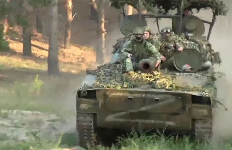 Trong trận đánh vào trung tâm thành phố Kurakhove, Lữ đoàn bộ binh cơ giới 51 của RFAF thực hành tiến công đột phá vào trận địa kiên cố; trong quá trình tấn công, được hỏa lực không quân của RFAF và pháo binh của Quân đoàn 51 chi viện tối đa, đã nhanh chóng phá hủy các trận địa phòng ngự kiên cố vòng ngoài của AFU tại khu nhà cao tầng của thành phố.