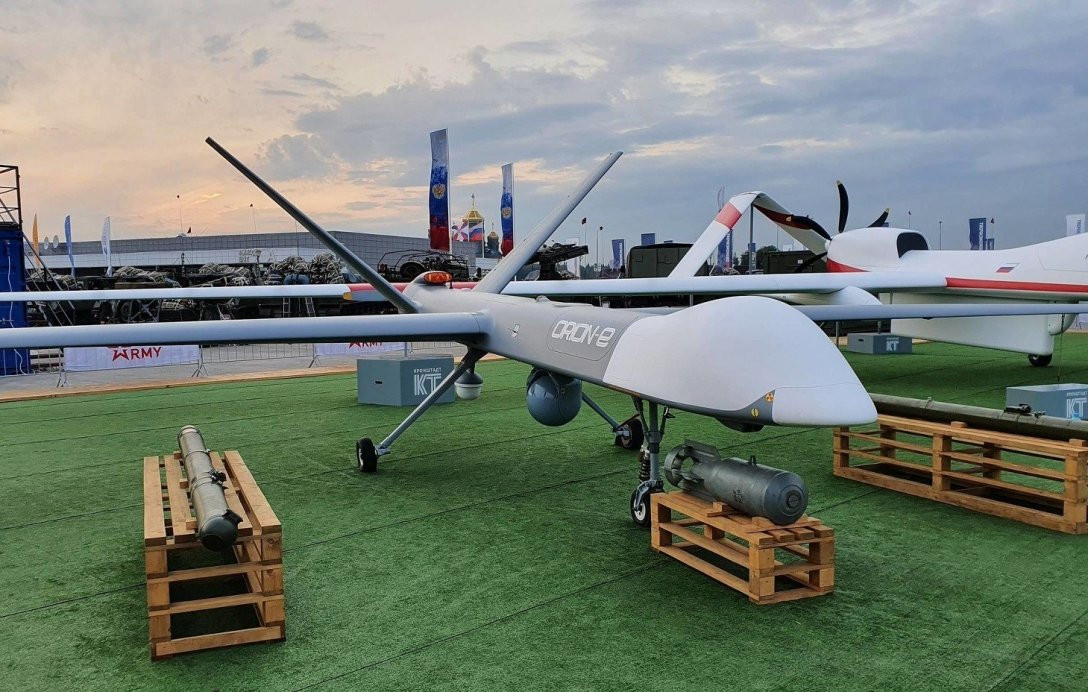 Ngoài đạn rơi tự do, vũ khí của UAV Orion có thể bao gồm tên lửa hành trình hạng nhẹ Kh-50, hoặc phiên bản tên lửa chống tăng phóng từ trên không của tên lửa Kornet ATGM. Đoạn video trên mạng cho thấy, một chiếc xe tăng Ukraine bị trúng tên lửa chống tăng Kornet. 