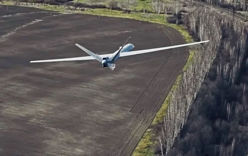 UAV trinh sát và tấn công tầm trung Orion của Nga là loại máy bay không người lái có kích thước tương đối lớn, tốc độ bay tương đối chậm. Mặc dù không xuất hiện trên chiến trường Ukraine, nhưng nó đã phát huy tính ưu việt khi làm thất bại việc sử dụng tàu không người lái tự sát của Ukraine trên Biển Đen và giờ đây là ở mặt trận Kursk.