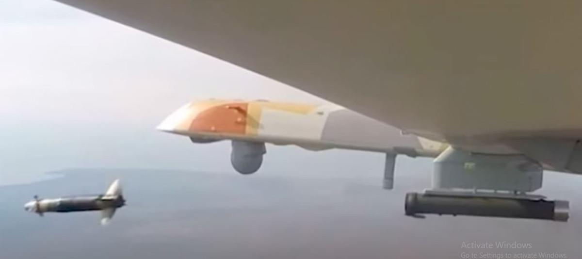 Do Quân đội Ukraine không thể triển khai các hệ thống phòng không tầm trung để bảo vệ đội hình chiến đấu của họ ở mặt trận Kursk, nên những chiếc UAV tầm trung Orion của Nga đã có cơ hội “làm mưa, làm gió” trên chiến trường, khi phá hủy hàng loạt xe cơ giới của Ukraine bằng tên lửa Kh-UAV. 