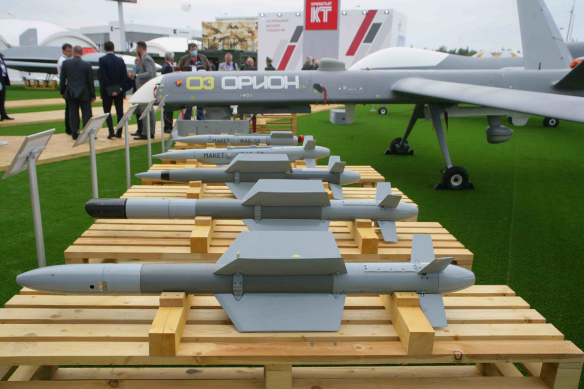 Hiện nay, UAV Orion của Nga ngoài nhiệm vụ trinh sát, nó còn tham gia tấn công mục tiêu mặt đất. Về vũ khí có thể mang 6 quả bom KAB-20 hoặc 3 quả bom KAB-50 có điều khiển, hoặc cùng số lượng bom UPAB-50 được chế tạo từ đạn pháo phản lực BM-21 Grad MLRS. 