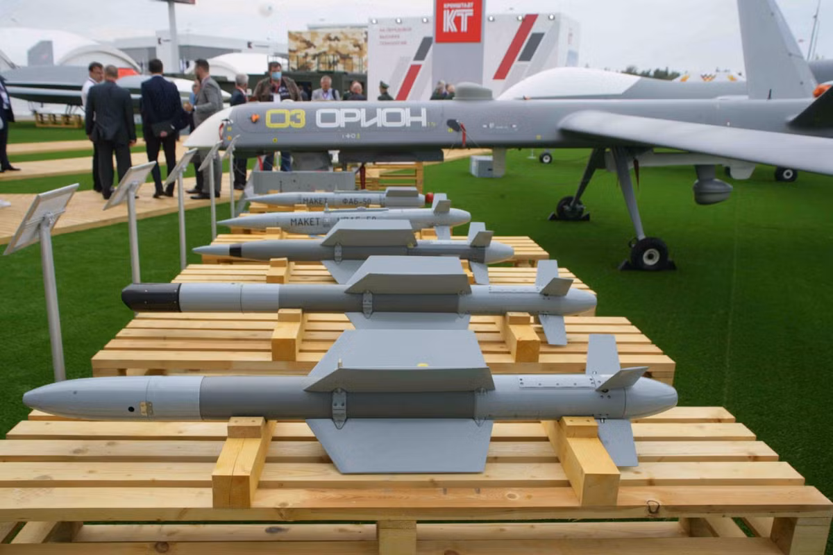 Hiện nay, UAV Orion của Nga ngoài nhiệm vụ trinh sát, nó còn tham gia tấn công mục tiêu mặt đất. Về vũ khí có thể mang 6 quả bom KAB-20 hoặc 3 quả bom KAB-50 có điều khiển, hoặc cùng số lượng bom UPAB-50 được chế tạo từ đạn pháo phản lực BM-21 Grad MLRS. 