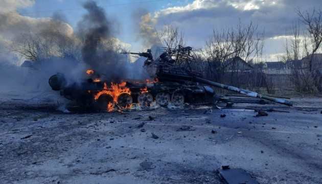 Theo trang Ukrinform của truyền thông Ukraine, nỗ lực chiếm thành phố Chernihiv, miền bắc Ukraine của Quân đội Nga đã thất bại. Quân đội Ukraine đã bắn cháy hai xe tăng và bắt sống thêm một số xe tăng của quân Nga. 