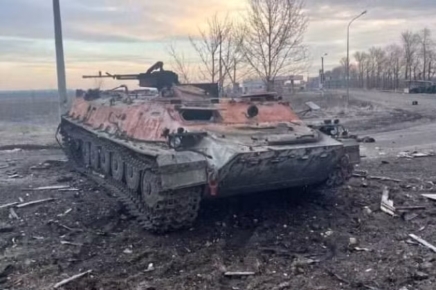 Trên hướng Kharkov, thành phố trung tâm công nghiệp của Miền Đông nhanh chóng bị bao vây từ nhiều hướng cùng một lúc, nhưng quân Nga vẫn chưa thể chiếm được thành phố hơn triệu người này. Ở một trung tâm khu vực khác là Sumy, có những trận chiến đường phố khốc liệt suốt cả ngày. 