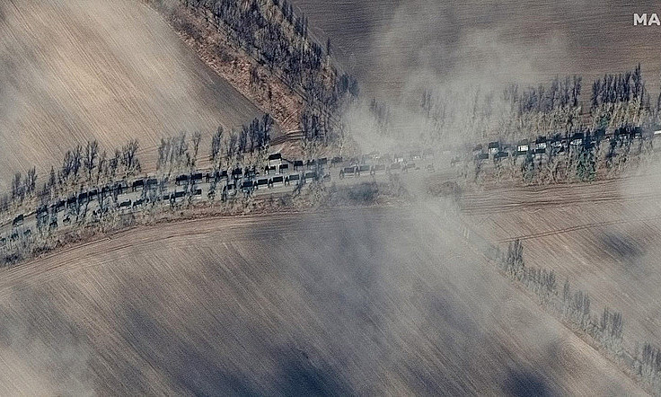 Công ty Công nghệ Maxar của Mỹ ngày 11/3 cho biết, các hình ảnh vệ tinh của họ cho thấy, quân đội Nga tiếp tục triển khai binh lính và trang bị vũ khí hạng nặng xung quanh thủ đô Kyiv; thậm chí vệ tinh này đã chụp được hình ảnh quân đội Nga khai hỏa, nhưng không thể xác định được mục tiêu của trận pháo kích.