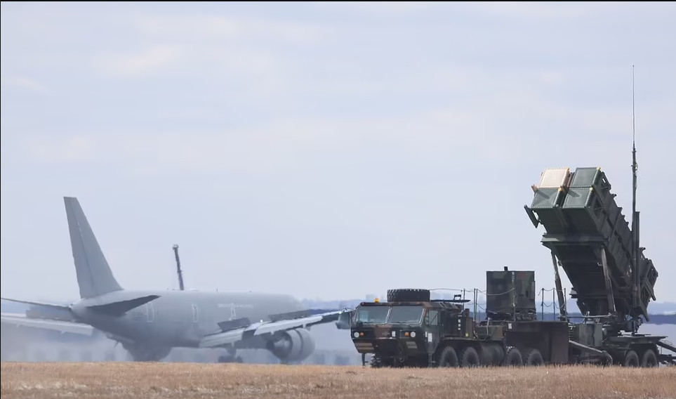 Một số máy bay chiến đấu của NATO đã được triển khai đến Romania và các nước khác dọc theo Biển Đen. Đồng thời, quân đội Mỹ đã triển khai hai hệ thống chống tên lửa “Patriot” tại sân bay Rzeszow (Ba Lan), chỉ cách biên giới Ukraine khoảng 100 km.