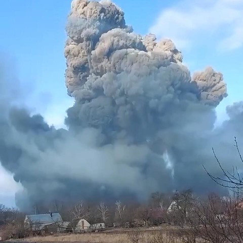 Theo hãng tin Anh Reuters, dẫn lời Bộ Quốc phòng Anh ngày 12/3 cho biết, vào ngày 11/3, lực lượng tên lửa và không quân Nga, đã tiến hành các cuộc không kích vào các thành phố Lutsk và Ivano-Frankivsk ở miền tây Ukraine.