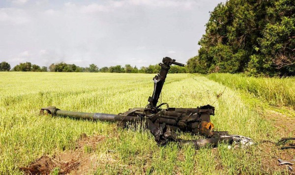 Về vấn đề này, Savchuk giải thích rằng, mặc dù binh lính Ukraine được đào tạo, nhưng họ không đủ trình độ và đủ phụ tùng để sửa chữa những khẩu pháo M777 bị hỏng. Quan trọng nhất, chính những người này không chịu trách nhiệm bảo quản và sử dụng lựu pháo.