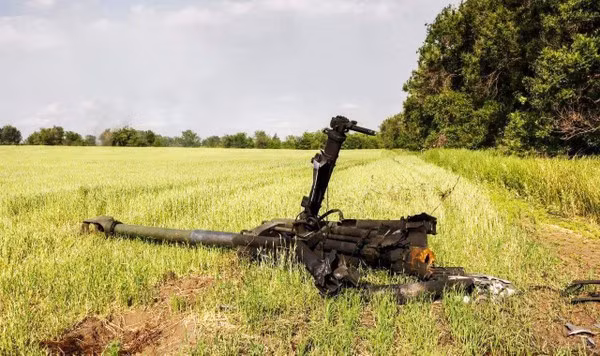 Về vấn đề này, Savchuk giải thích rằng, mặc dù binh lính Ukraine được đào tạo, nhưng họ không đủ trình độ và đủ phụ tùng để sửa chữa những khẩu pháo M777 bị hỏng. Quan trọng nhất, chính những người này không chịu trách nhiệm bảo quản và sử dụng lựu pháo.