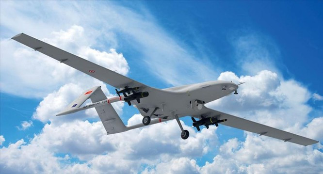 Quân đội Ukraine cũng đã sử dụng máy bay không người lái Bayraktar do Thổ Nhĩ Kỳ cung cấp trước khi xảy ra xung đột. Nước này cũng đã công bố một đoạn video cho thấy một cuộc tấn công của Bayraktar tiêu diệt một đoàn xe quân sự của Nga.