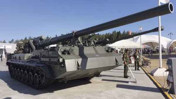 Quân đội Nga cũng có một loạt các đơn vị pháo mạnh mẽ do Liên Xô thiết kế, được đặt tên theo các loài hoa một cách kỳ lạ, chẳng hạn như pháo tự hành 203 mm 2S7 Pion (Hoa mẫu đơn), 2S4 Tyulpan (Hoa Tulip), 152 mm Hyacinth (Hoa lục bình)...