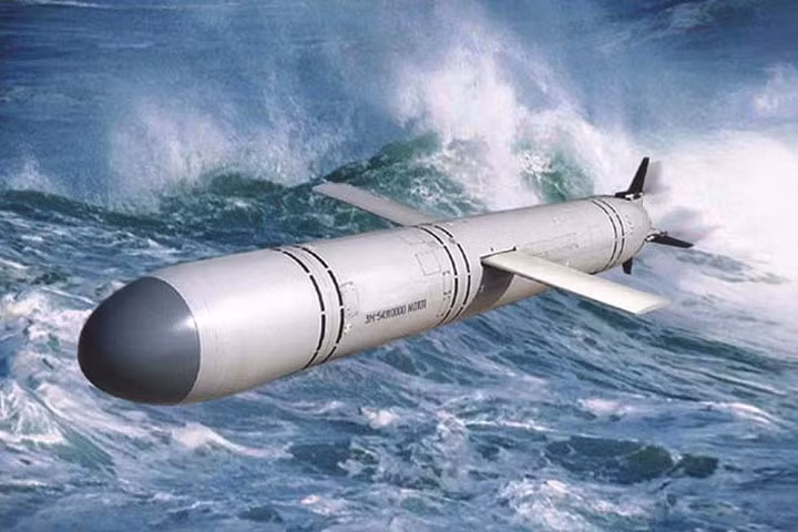 Tên lửa hành trình Kalibr là một loại vũ khí chính xác, nhưng các cơ sở quân sự và tòa nhà chính phủ của Ukraine lại nằm gần các khu dân cư, dẫn đến một số thương vong cho dân thường là không thể tránh khỏi.