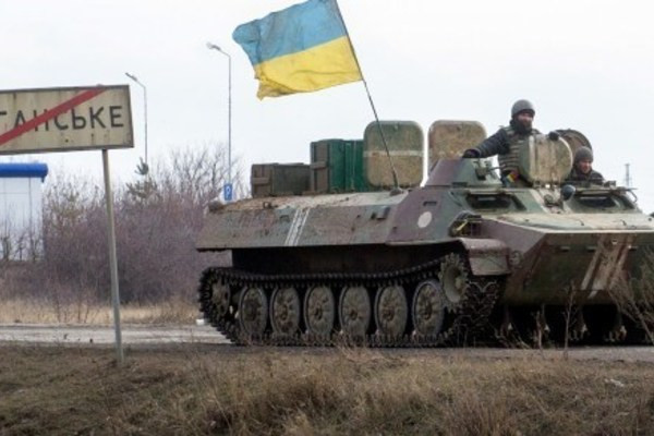 Các quan chức Nga cáo buộc rằng các lực lượng Ukraine đã triển khai rộng rãi vũ khí hạng nặng trong các khu dân cư để sử dụng dân thường làm lá chắn, nhằm hạn chế việc sử dụng vũ khí hạng nặng của Nga.