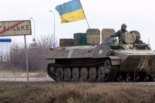 Các quan chức Nga cáo buộc rằng các lực lượng Ukraine đã triển khai rộng rãi vũ khí hạng nặng trong các khu dân cư để sử dụng dân thường làm lá chắn, nhằm hạn chế việc sử dụng vũ khí hạng nặng của Nga.