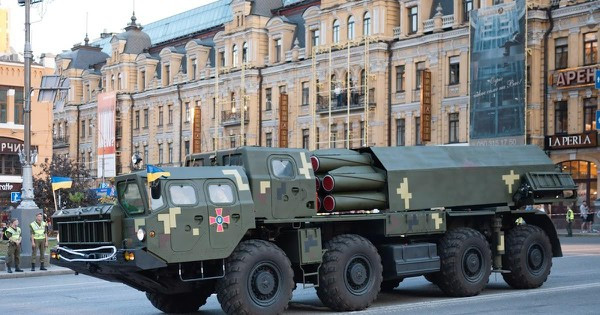 Bên cạnh đó, quân đội Ukraine cũng đã dựa vào các loại hệ thống phóng tên lửa và pháo phản lực do Liên Xô chế tạo mà quân đội Nga có. Nó không sở hữu vũ khí chính xác tầm xa phức tạp như tên lửa đạn đạo Iskander và tên lửa hành trình Kalibr của Nga.