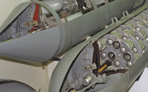 Tiếp theo là các loại bom, đạn chùm và vũ khí nhiệt áp. Các quan chức Ukraine cáo buộc Nga sử dụng bom, đạn chùm, những cáo buộc mà Điện Kremlin luôn bác bỏ. Những loại vũ khí như vậy được thiết kế để nhắm mục tiêu vào quân đội và vũ khí của đối phương trên một khu vực rộng lớn.