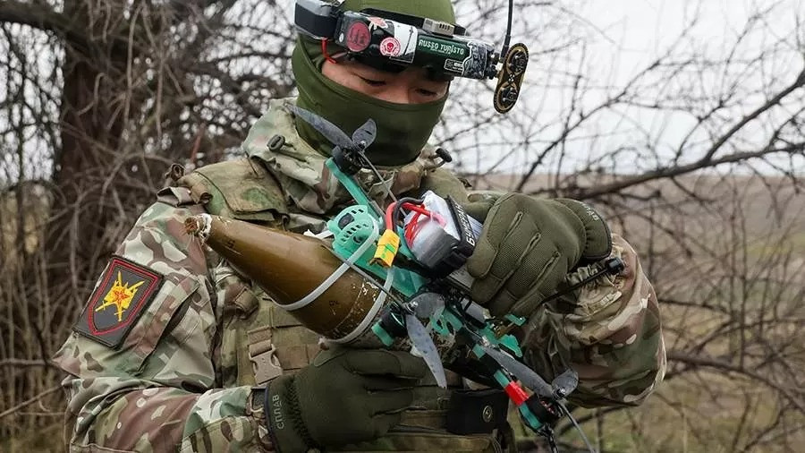 Với thiết kế tốc độ cao và khả năng chịu quá tải của UAV Mikrob, được cho là tính năng có thể giúp nó hoạt động trong điều kiện khắc nghiệt. Đặc biệt nó có thể hoạt động theo bầy đàn, với một nhóm có thể điều khiển tới 40 UAV và được cho là đạt được mức phá hủy đáng kể trên chiến trường.