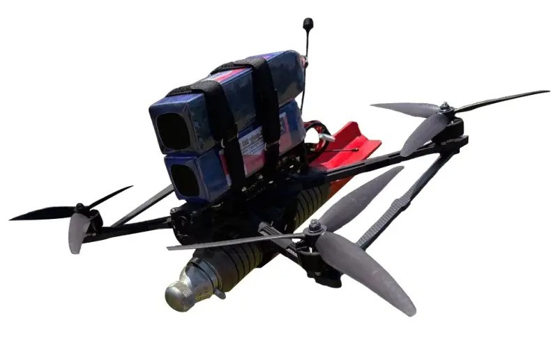 Cuối cùng, UAV được hỗ trợ bởi AI có giá trị chiến lược đáng kể cho mục đích tuyên truyền. Quân đội Nga có thể sử dụng cảnh quay về các cuộc tấn công bằng UAV thành công để chứng minh sức mạnh và sự tiến bộ về công nghệ cho dư luận trong nước và quốc tế. (nguồn ảnh Bulgarian Military, TASS, Sputnik, Wikipedia).