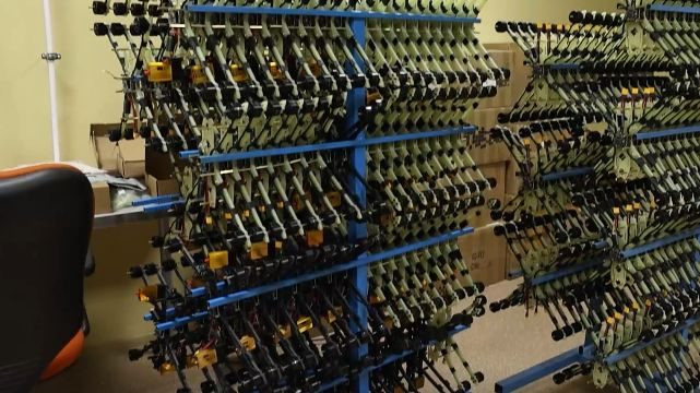 Hãng thông tấn TASS của Nga đưa tin, 3.000 máy bay không người lái tự sát Mikrob, được điều khiển bằng trí tuệ nhân tạo (AI), đã được chuyển giao cho các đơn vị Nga, hiện đang tham gia "chiến dịch quân sự đặc biệt", đang diễn ra ở Ukraine.