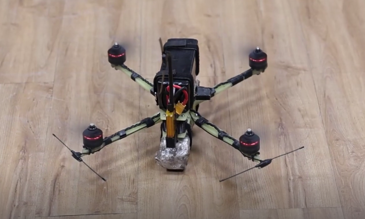 Những chiếc UAV này được trang bị AI, giúp chúng tự động theo dõi mục tiêu sau khi bị người điều khiển khóa hoặc ra lệnh. Theo ông Alexander Gryaznov, nhà phát triển ra UAV Mikrob, với AI, giúp UAV có khả năng duy trì theo dõi mục tiêu, ngay cả khi mục tiêu di chuyển.