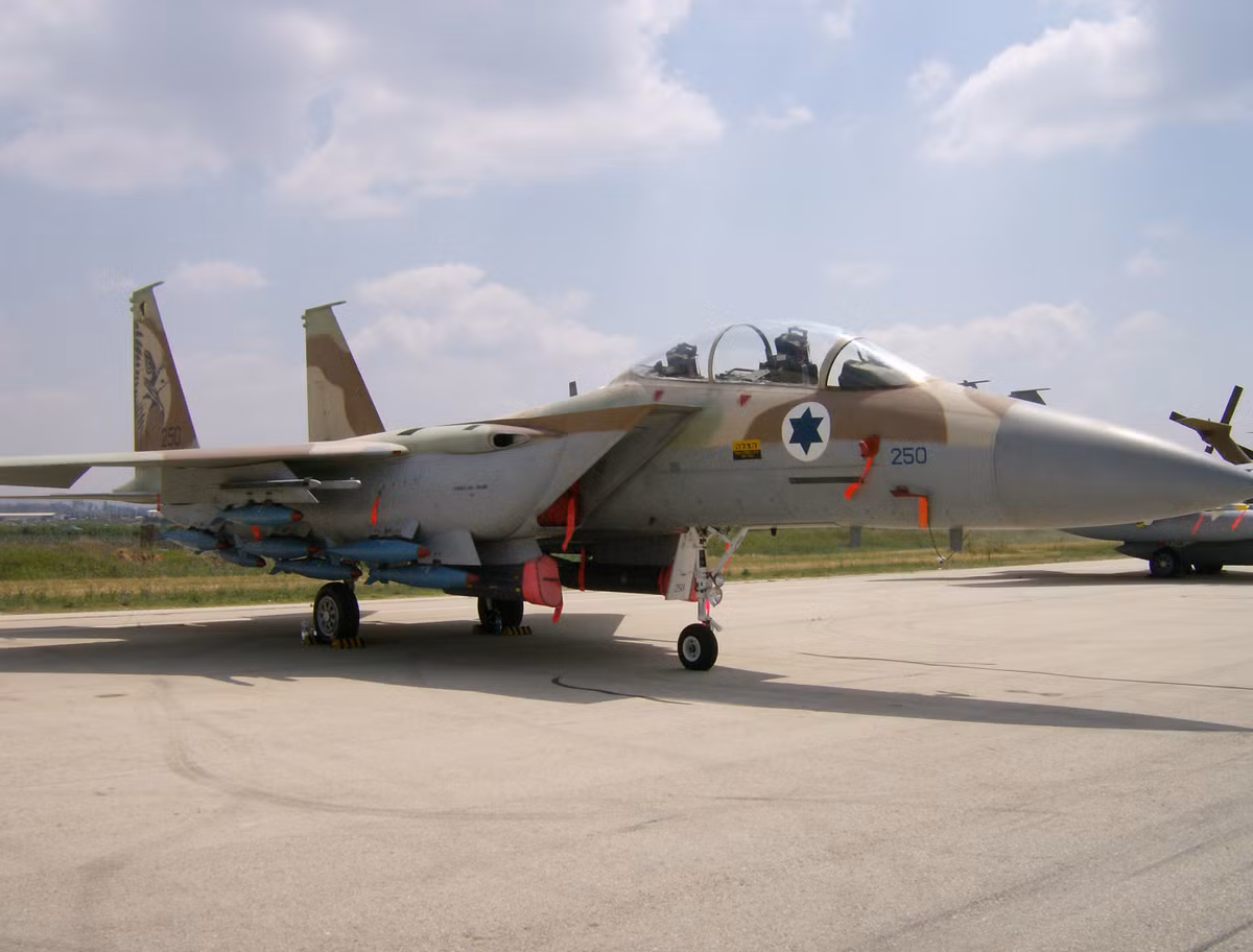 Nhiều khả năng, Không quân Israel sẽ phải tiến hành tiếp nhiên liệu trên không cho những chiếc F-15EX thuộc phiên bản cuối cùng mà Israel được trang bị. Để có thể bay sang lãnh thổ Iran và quay về, F-15EX phải mang theo 7,5 tấn nhiên liệu, còn lại đúng 14 tấn cho vũ khí. 