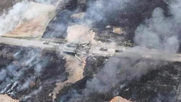 Tuy nhiên, động thái phá cầu của Quân đội Nga cũng kéo theo hàng loạt vấn đề và thách thức. Trước hết, việc cho phá cầu chắc chắn sẽ gây ra những bất tiện, rắc rối lớn cho đời sống sinh hoạt và đi lại của người dân địa phương, làm trầm trọng thêm cuộc khủng hoảng nhân đạo.