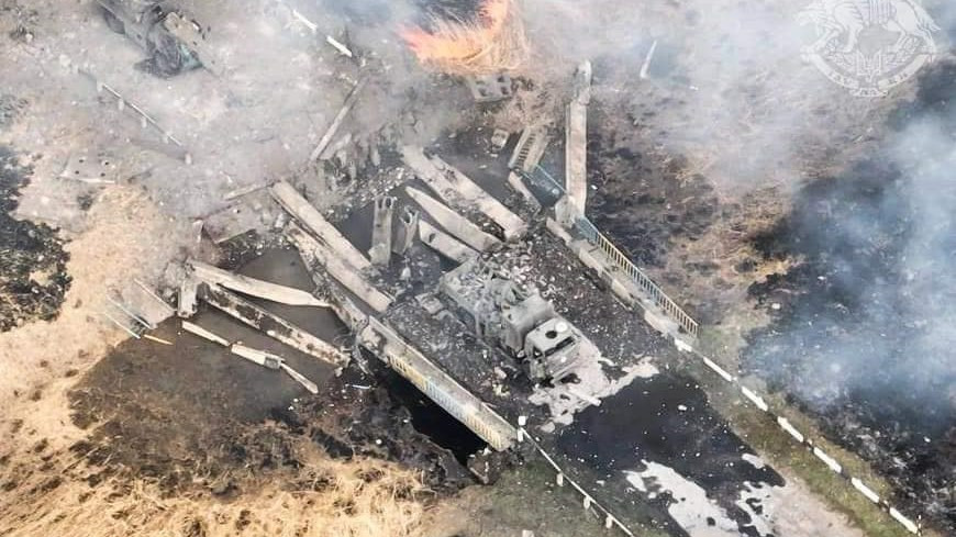 Ngay khi Quân đội Nga tiến công tổng lực vào khu vực Kharkov hôm 10/5, họ đã nhanh chóng có hành động cho phá hủy các cây cầu, động thái này đã gây ra sự chú ý và đồn đoán rộng rãi với dư luận thế giới.