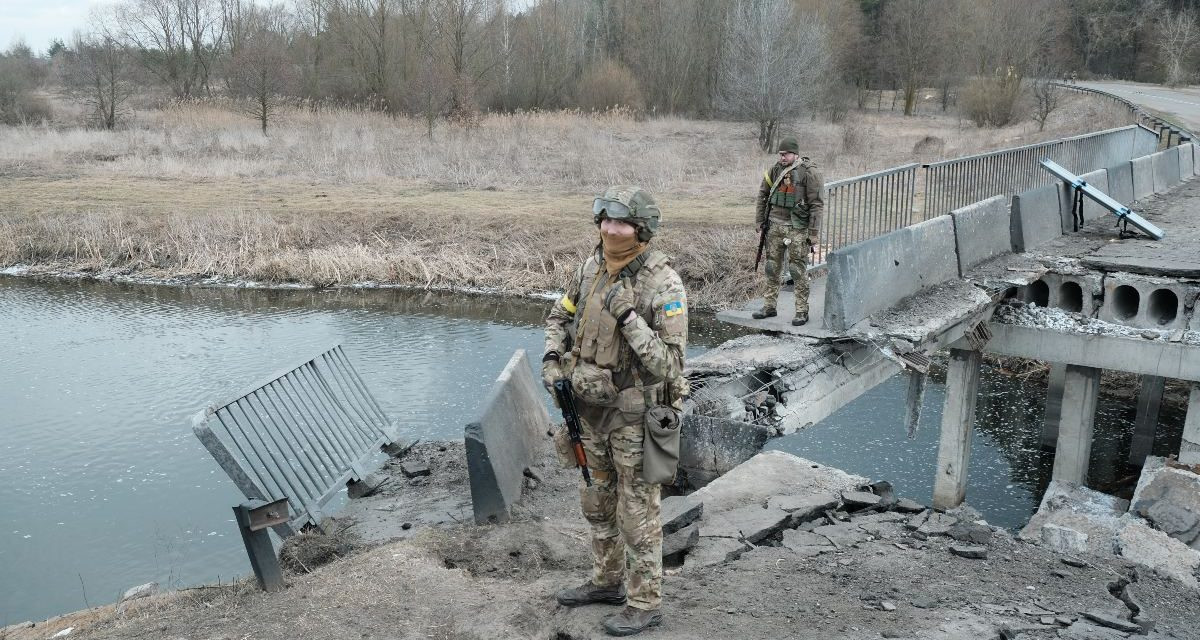 Tóm lại, động thái cho phá hủy nhanh những cây cầu sau khi chiếm Kharkov của Quân đội Nga, không chỉ là một hành động chiến thuật, mà còn có ý nghĩa chính trị và tính toán chiến lược nhất định. Tuy nhiên, động thái này cũng kéo theo hàng loạt vấn đề, thách thức; đòi hỏi sự nỗ lực chung của các bên để giải quyết. (Nguồn ảnh: Reuters, alamy, Ukrinform).