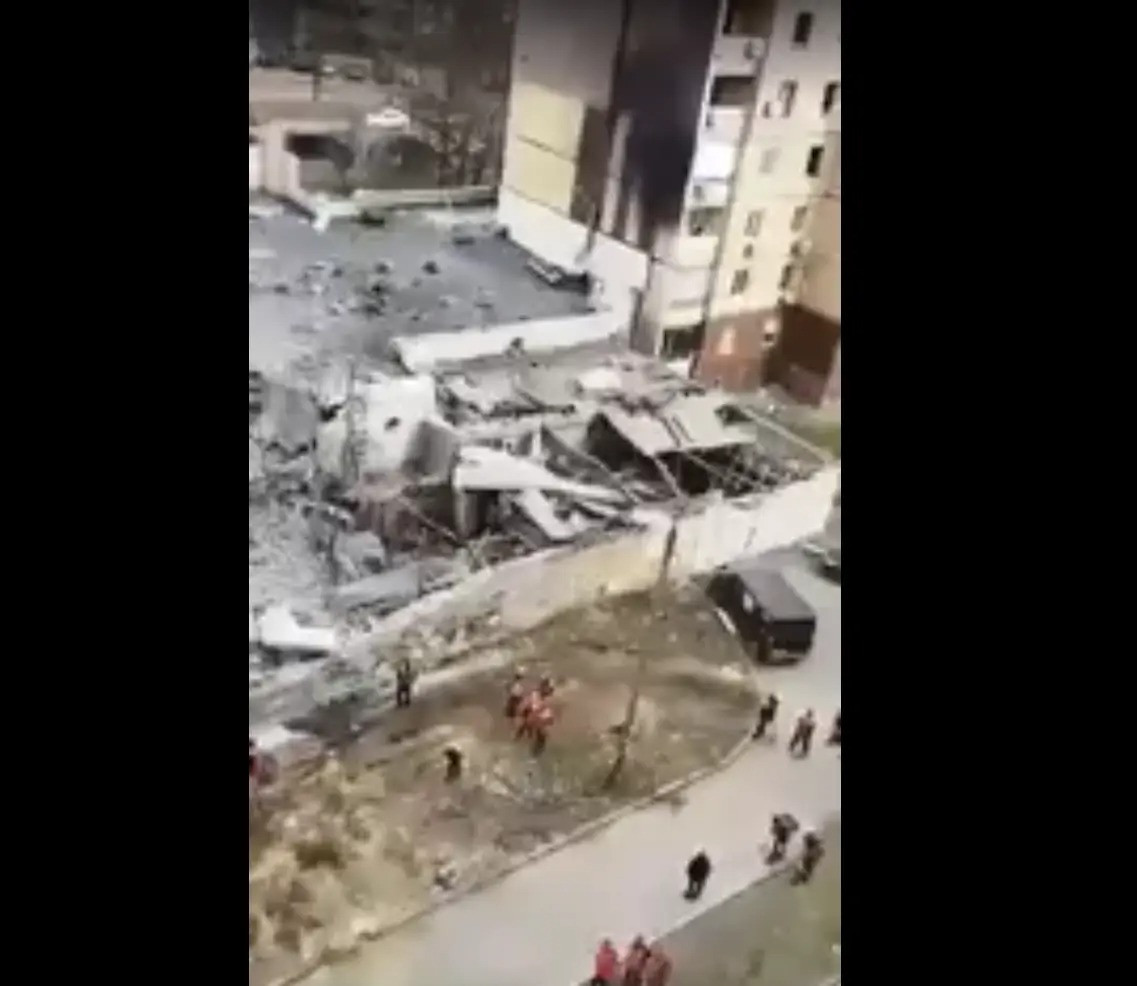 Đoạn video ghi lại hiện trường vụ tên lửa Nga tấn công nhà hàng Magellan ở Krivoy Rog đã được công bố trực tuyến, tên lửa Nga tấn công rất chính xác. Trên thực tế, tất cả những gì còn sót lại của nhà hàng Magellan, nơi các sĩ quan cấp cao của AFU và các cố vấn quân sự nước ngoài tụ họp trong một cuộc họp vài ngày trước chỉ còn nền nhà.