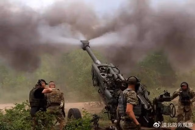 Loại lựu pháo xe kéo M777 do Mỹ viện trợ cho Ukraine, lần lượt bị pháo phản lực và các loại pháo khác của Nga phá hủy do không đủ khả năng cơ động. Điều này dẫn đến một hậu quả không lường trước được. 