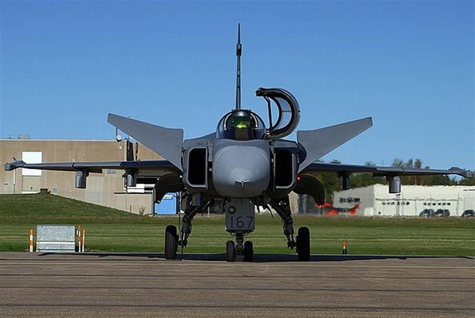 Với tính năng như vậy, chiến đấu cơ Gripen có thể dễ dàng được giấu trong các khu vực nhiều cây cối, sau đó tung ra những đòn tấn công bất ngờ và nhanh chóng rút lui. Tất cả những phẩm chất trên của Gripen mà F-16 không thể có. 