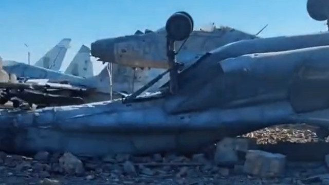 Trong khi đó một video được chia sẻ vào ngày 16/2 vừa qua cho thấy, một cuộc tấn công bằng tên lửa của Nga đã phá hủy hoàn toàn một căn cứ không quân của Ukraine, làm ít nhất 10 chiếc MiG-29 của Không quân Ukraine bị phá hủy. 