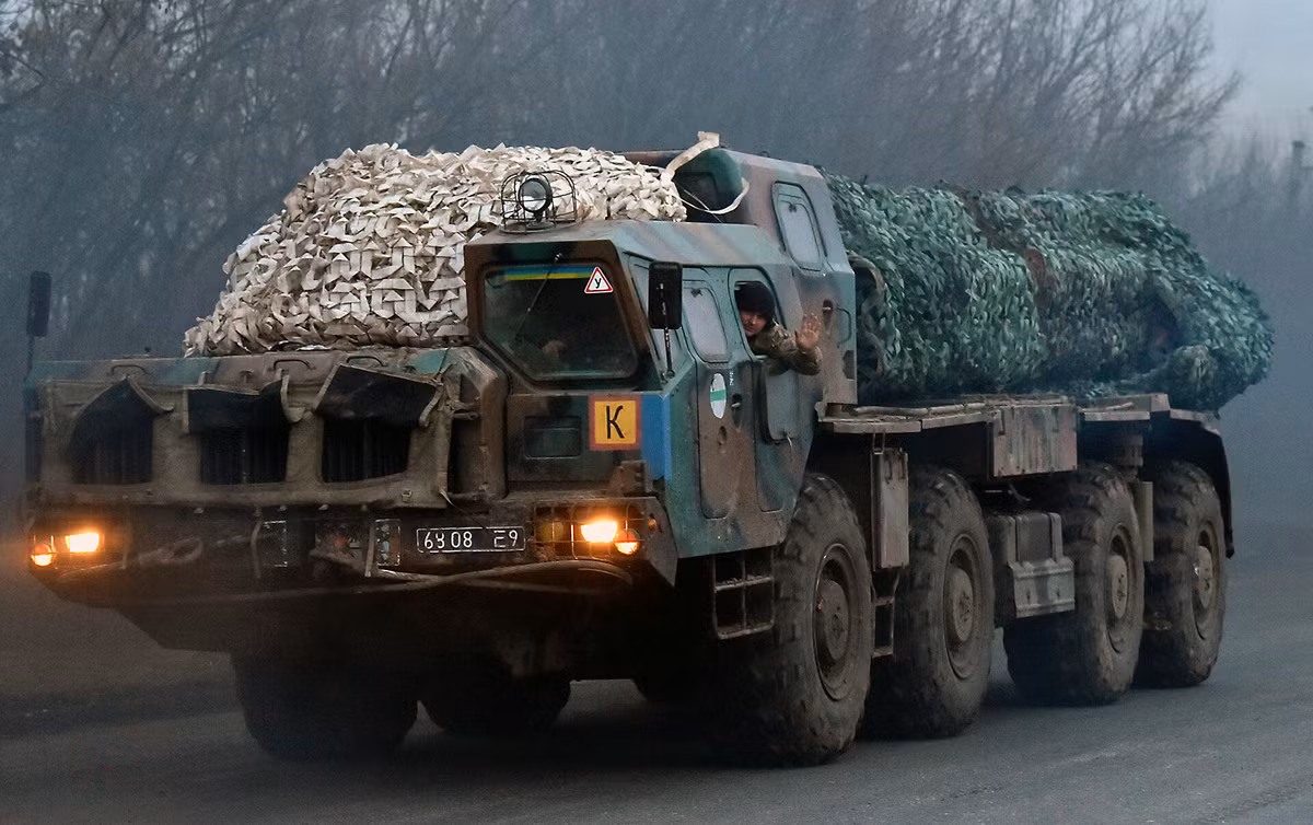 Sau khi triển khai các xe công binh rà phá bom mìn UR-77 gần đường giới tuyến phía nam, giáp cộng hòa Donetsk (DPR) tự xưng; trong ngày qua, Quân đội Ukraine đã triển khai ít nhất 12 hệ thống pháo phản lực phóng loạt (MRLS) Smerch, gần Mariupol.