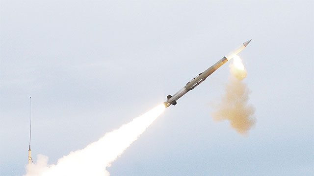 Cũng không giống như Iron Dome, tên lửa đánh chặn Patriot hoạt động theo nguyên lý “va chạm trực tiếp” giữa đầu đạn tên lửa với vật thể bay. Đây là cách đánh chặn khó khăn hơn nhiều so với Iron Dome, khi loại tên lửa của Israel sẽ tự kích nổ, khi vào vùng sát thương với vật thể bay của đối phương. Ảnh: Military.