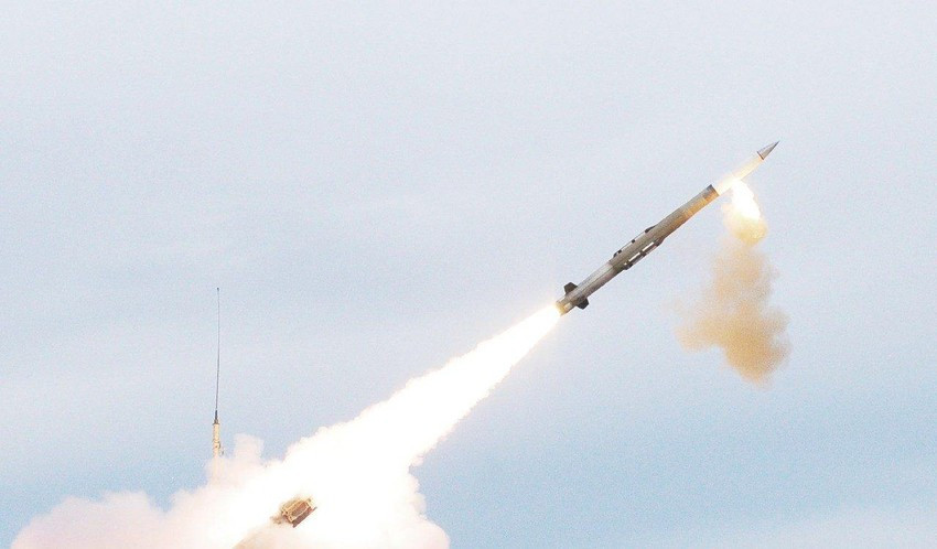 Chính việc tiêu diệt mục tiêu bằng động năng (truy đuổi và tiêu diệt) của tên lửa đánh chặn, đã gây ra nghi ngờ sâu sắc về khả năng kỹ chiến thuật của tên lửa PAC-3 SME, trong việc đánh chặn tên lửa siêu thanh. Ảnh: Military.