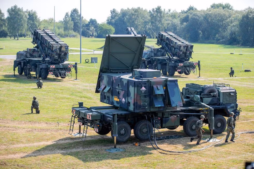Theo biên chế chiến đấu tiêu chuẩn của một tiểu đoàn tên lửa phòng không Patriot (phương Tây gọi là một hệ thống) bao gồm 8 bệ phóng; mỗi bệ có thể mang 4 tên lửa đánh chặn. Tức là một tiểu đoàn có thể phóng hết một cơ số đạn trong một loạt là 32 tên lửa. Ảnh: Military.