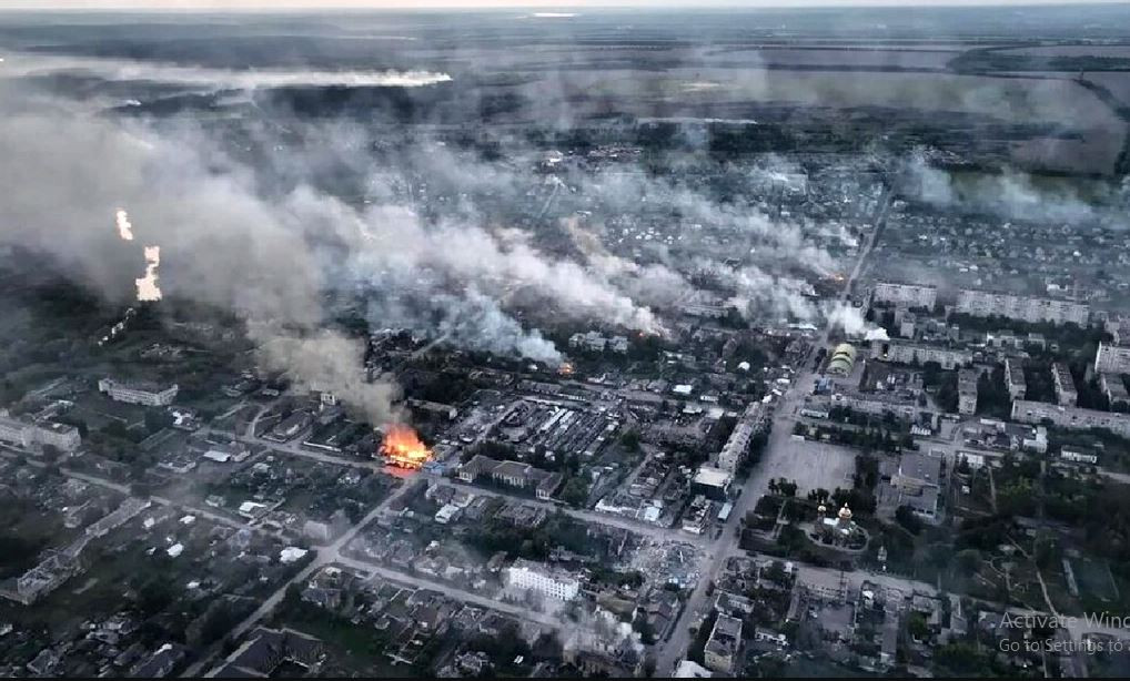 Đến cuối tháng 6, khi quân Ukraine dần nắm quyền kiểm soát khu vực ngập lũ ở bờ bắc sông Volchya và đoạn phía nam của đường cao tốc T2108, tuyến đường giao thông chính vào phía bắc thành phố, quân Ukraine đã hình thành xu hướng bao vây và chia cắt một số lượng lớn quân Nga tại Volchansk.