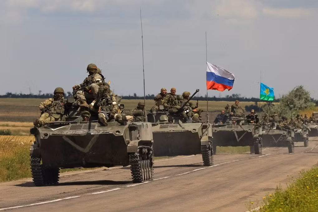 Phương án thứ nhất: các bên đồng ý ngừng bắn, Kiev dưới sức ép từ Mỹ, chấp nhận các điều kiện để ngừng giao tranh. Quân đội Nga và Ukraine sẽ rút lui dọc theo chiến tuyến, hai bên rút về tuyến 2, cách chiến tuyến từ 50-70km.